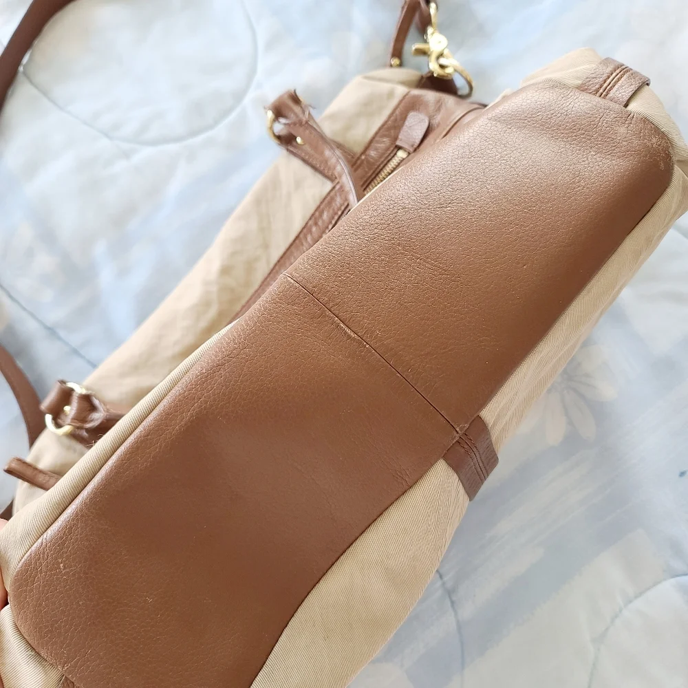 8/12 BANANA REPUBLIC COMPUTER BAG